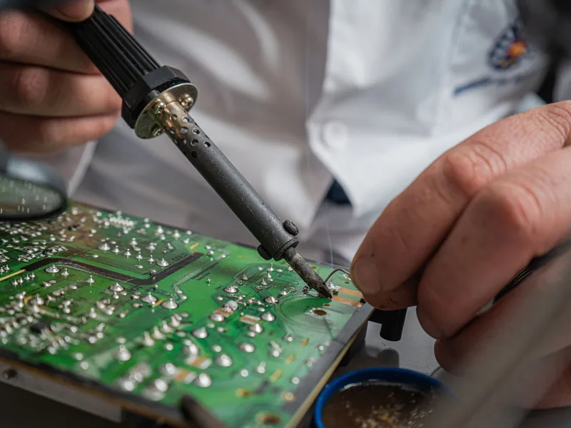Reparație pe placa electronică a unui electrocasnic